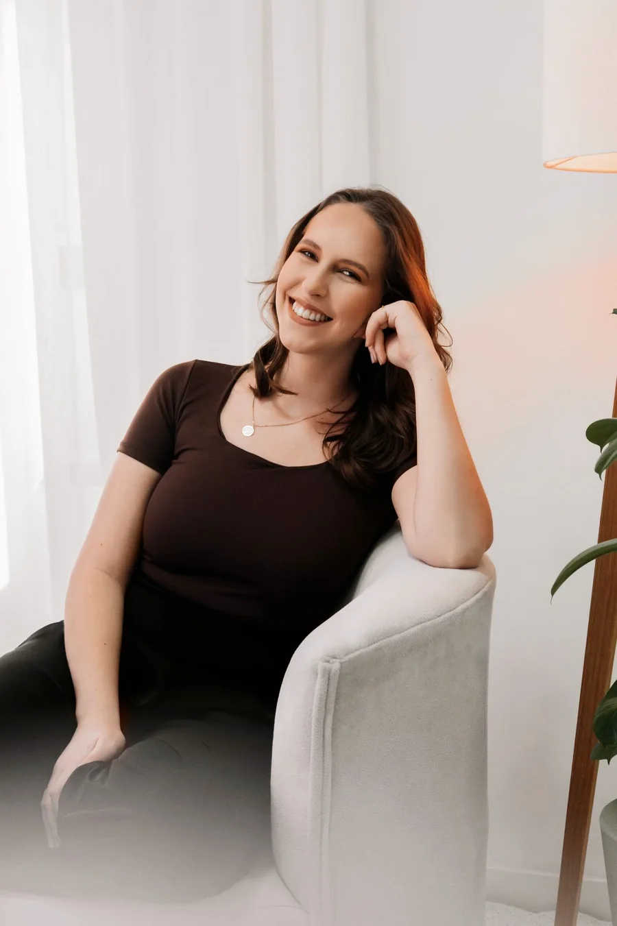 Retrato da psicóloga Andressa Giehl sentada na cadeira